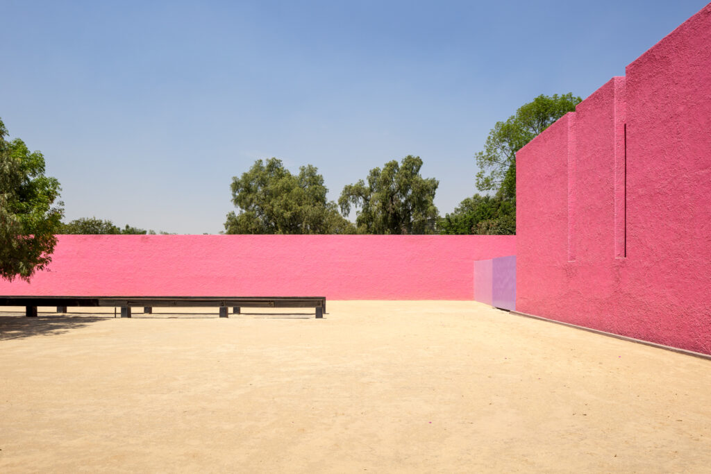 Exterior courtyard at La Cuadra San Cristóbal. Image © Yannik Wegner, Courtesy of Fundación Fernando Romero