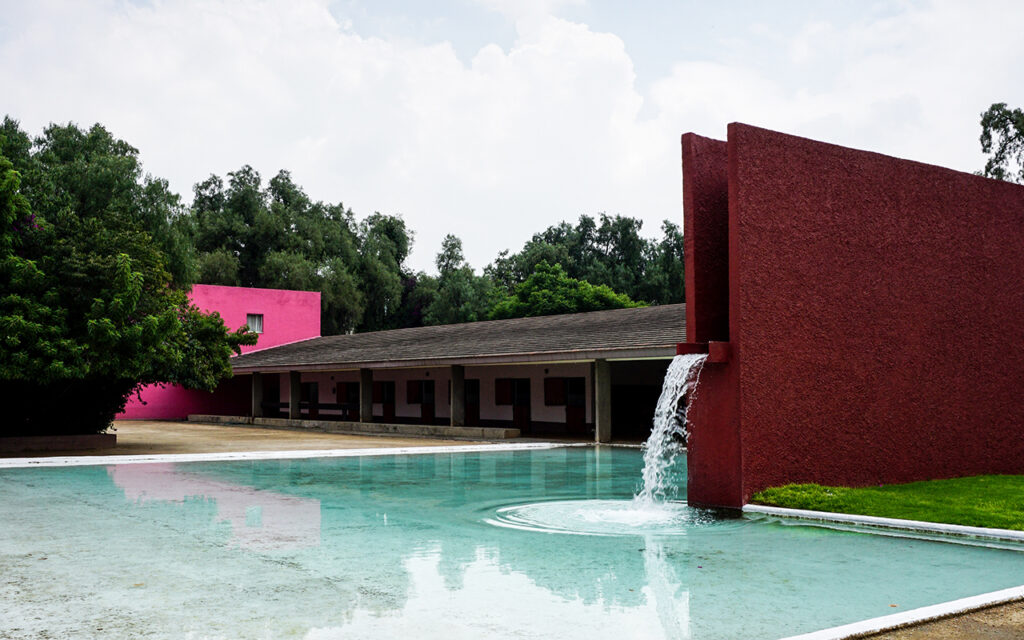 Los Clubes - Cuadra San Cristóbal y Fuente de los Amantes / Luis Barragán. Image © Rodrigo Flores