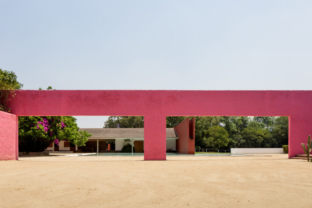 Exterior courtyard and stables at La Cuadra San Cristóbal. Image © Yannik Wegner, Courtesy of Fundación Fernando Romero