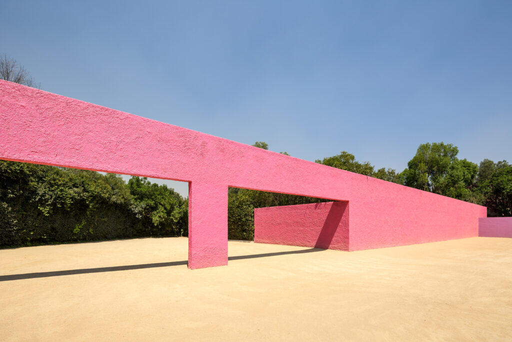 Exterior courtyard at La Cuadra San Cristóbal. Image © Yannik Wegner, Courtesy of Fundación Fernando Romero
